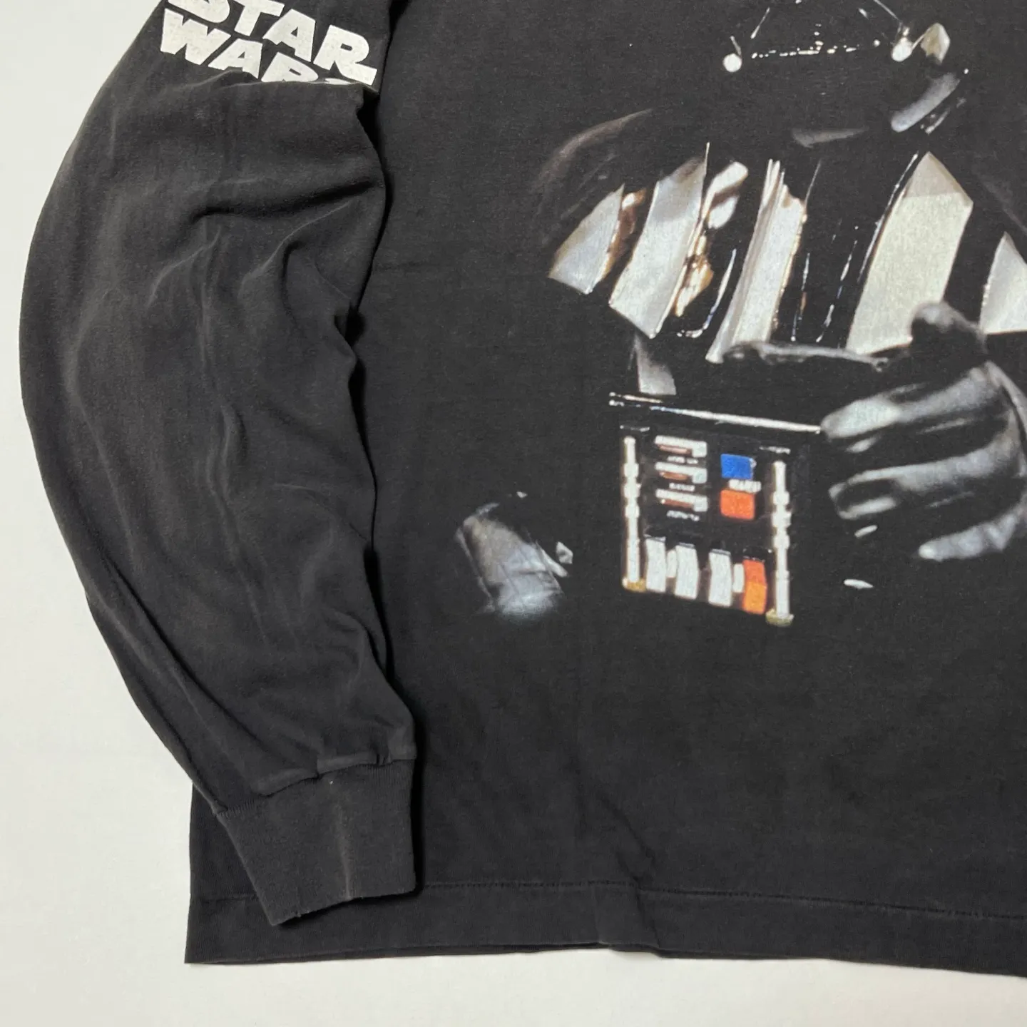 SAINT Mxxxxxx × STAR WARS SW_LS TEE /DARTHVADER/BLK Star Wars co-branded model Darth Vader/Anakin Skywalker distressed long sleeves washed black S-XL The print comes from "Anakin Skywalker" in "STAR WARS Episode I/The Phantom Menace" The impressive poster visual and the design of "Darth Vader" printed on the back The entire garment is hand-processed with dirt, washed with water, and printed with a distressed feel, which perfectly interprets the artistic specialty of NEW VINTAGE. In addition, the original co-branded main mark/wash mark/little angel anti-counterfeiting mark can be customized. It can be said that every detail of ZP is perfectly reproduced.